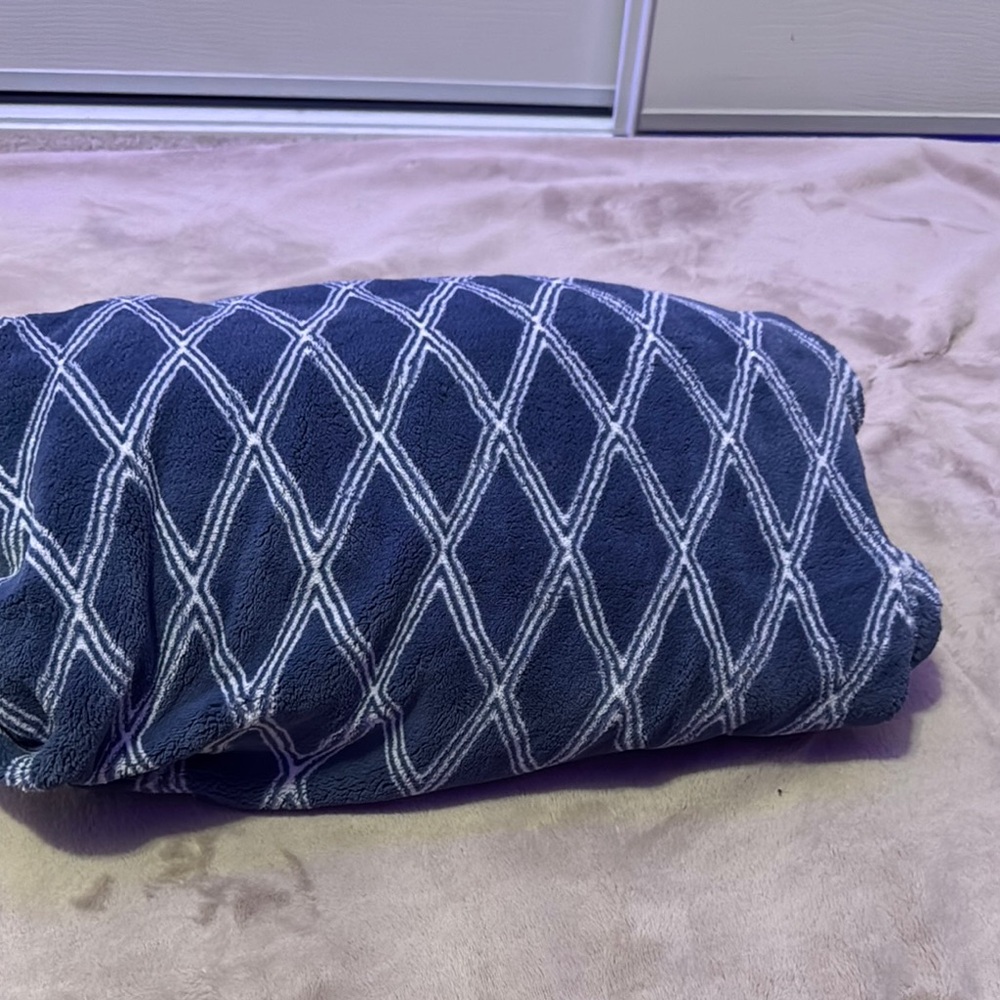 Diamond Pattern Blue Throw Blanket
